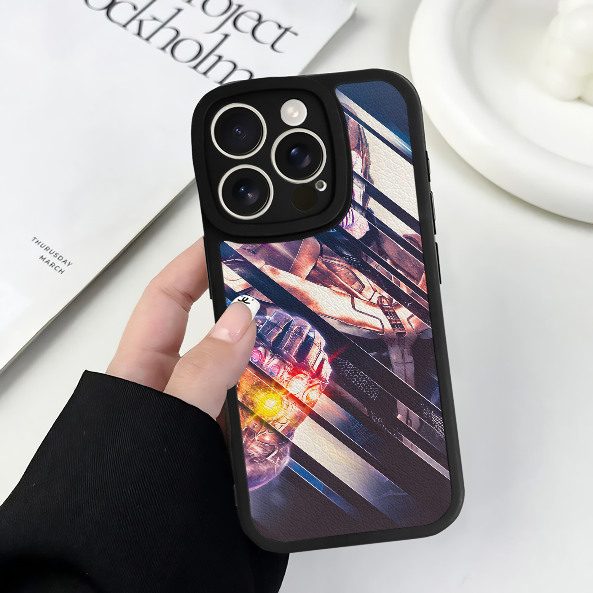（画像用） アベンジャーズ The Avengers 【iPhone 16シリーズ対応】シリコンスマホケース（レザー調） 材質：シリコン